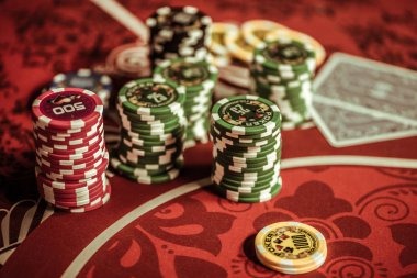 happytoto4d mobile app interface showing live-dealer table and sportsbook menu on Android and iOS